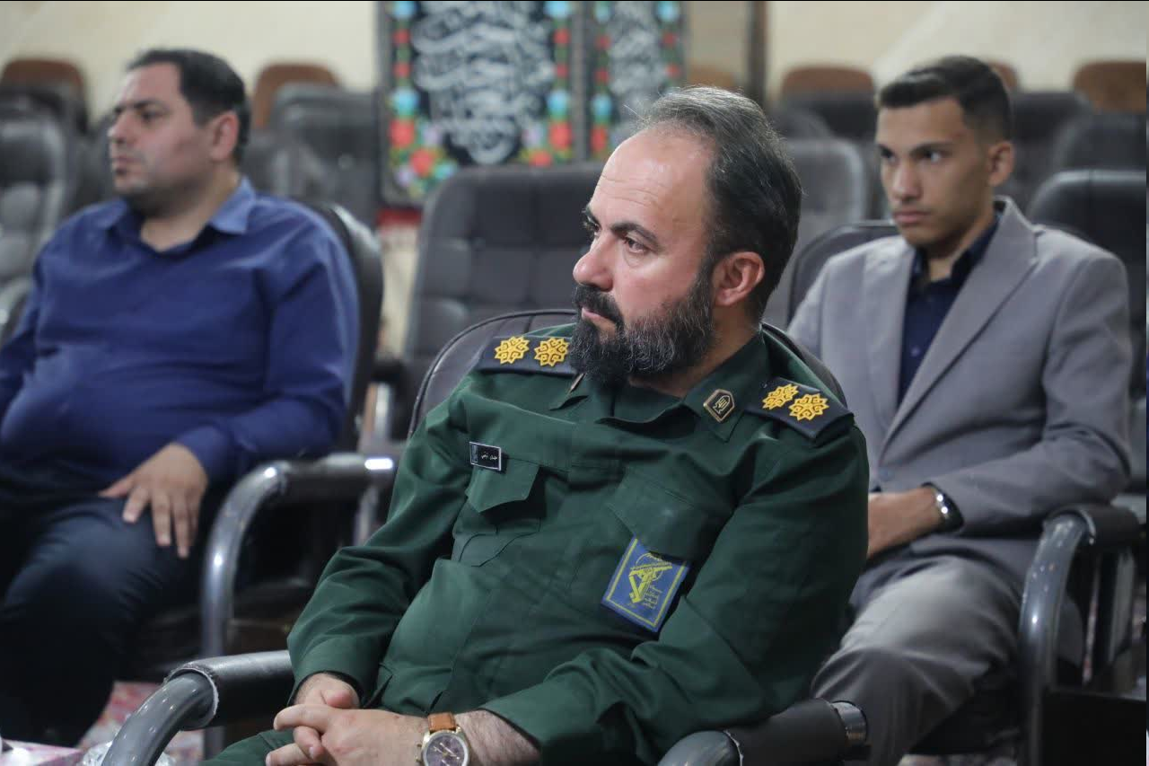 اجازه ندهید «میزهای خدمت» جنبه نمایشی و تشریفاتی پیدا کند!/اگر برای تشویق دیگران کار کنیم، راه را گم کردهایم