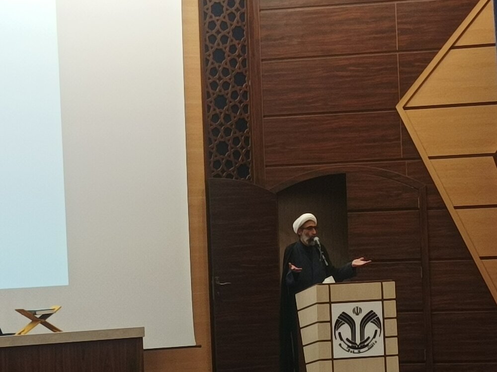 امام خمینی(ره) با تکیه بر دانشهای حوزوی انقلاب کرد / تفسیر امامین انقلاب از جایگاه زن حیرت انگیز است