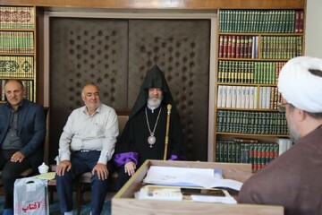 تصاویر/ دیدار اسقف اعظم ارامنه آذربایجان با نماینده ولی فقیه در آذربایجان شرقی