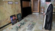 قائد الثورة يزور مزارات الشهداء "أمير عبداللهيان و"جلادتي" و"موسوي" و"زماني نيا"