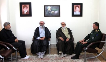 دیدار نمایندگان ولی فقیه کرمانشاه و سمنان با یکدیگر/ تأکید امام جمعه کرمانشاه بر نقش تیپ قائم(عج) سمنان در عملیات مرصاد
