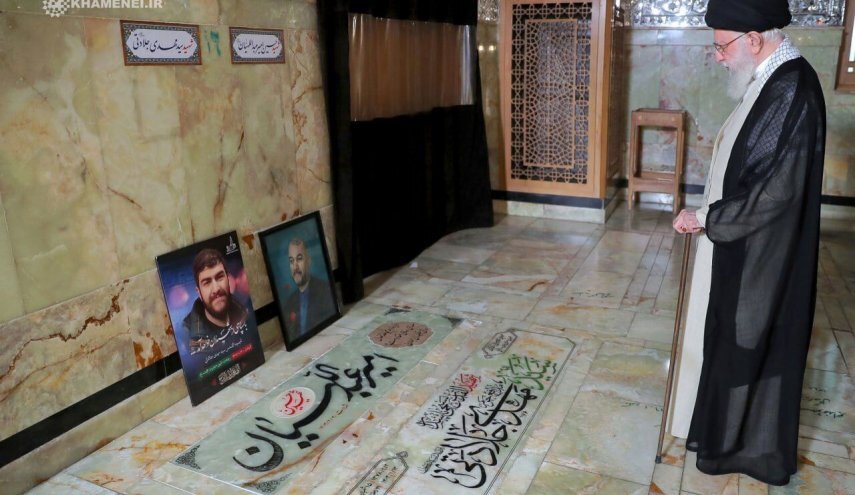 قائد الثورة يزور مزارات الشهداء "أمير عبداللهيان و"جلادتي" و"موسوي" و"زماني نيا"