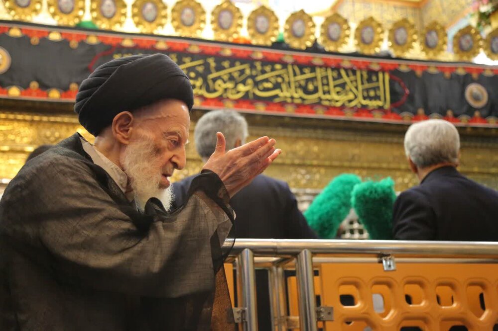 Grand Ayat. Shobeiri Zanjani visits Lady Masuma Shrine