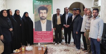 دیدار فعالان رسانه ای لرستان با خانواده شهیدان صارمی و یخچالی