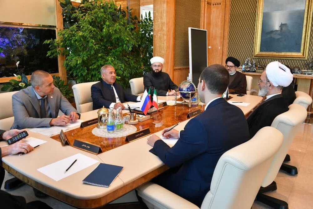 आयतुल्लाह आराफ़ी ने अपनी रूस यात्रा के दौरान तातारिस्तान के राष्ट्रपति से मुलाकात कर चर्चा की