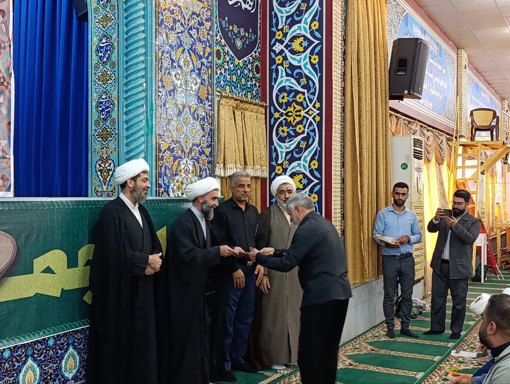 تصاویر/ تقدیر از خادمین الصلاة در نمازجمعه بوشهر