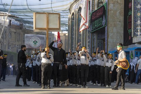 حضور اعضای جمعیت پیش آهنگی "الکفیل" در راهپیمایی حسینی