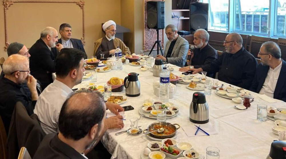 آية الله الأعرافي يلتقي جمعا من ناشطي المراكز الاسلامية في اسطنبول آية الله الأعرافي يلتقي جمعا من ناشطي المراكز الاسلامية في اسطنبول