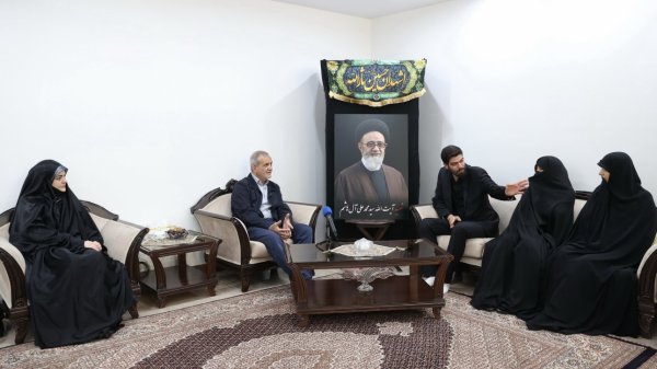 President meets with Family of Martyr Ale-Hashem