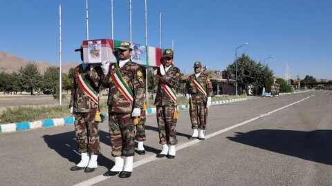 تصاویر/تشییع پیکر شهید حسین سامی‌مقام از شهدای سال ۵۹ در کردستان با حضور مردم سنندج