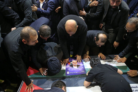 تصاویر/ اقامه نماز رهبر معظم انقلاب بر پیکر شهید اسماعیل هنیه