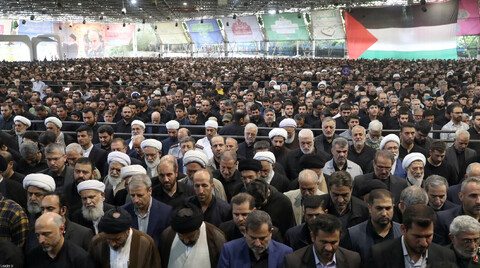 تصاویر/ اقامه نماز رهبر معظم انقلاب بر پیکر شهید اسماعیل هنیه