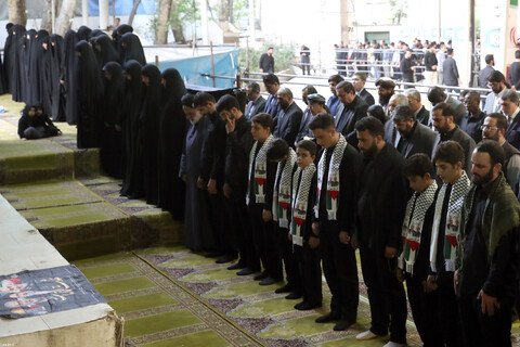 تصاویر/ اقامه نماز رهبر معظم انقلاب بر پیکر شهید اسماعیل هنیه