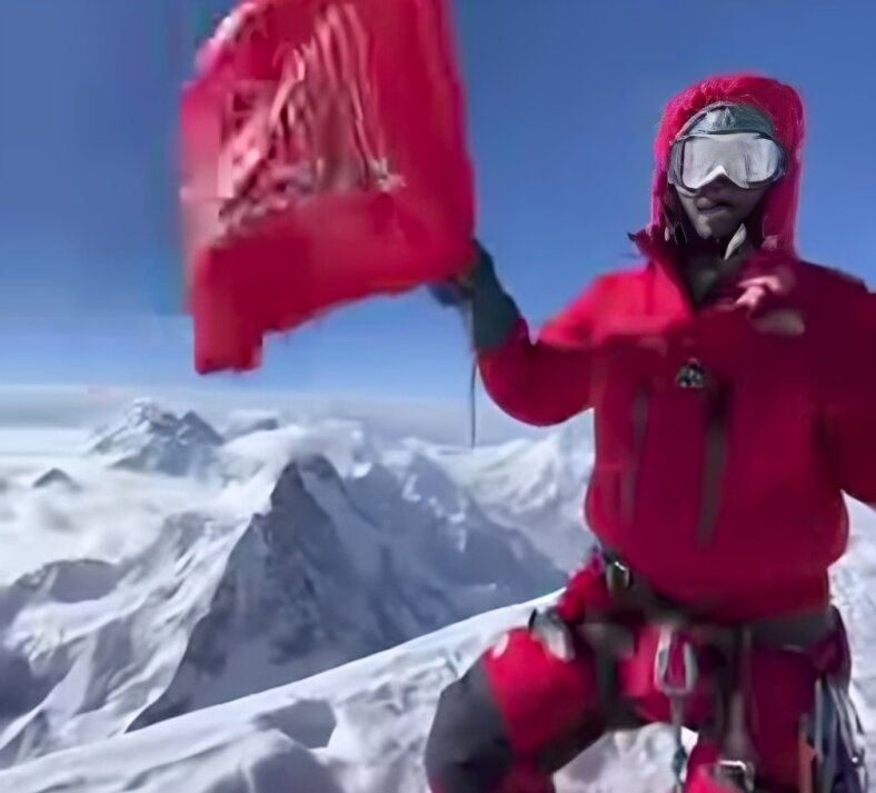 Shia mountaineer raises Imam Hussain's flag at K2