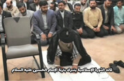 بالفيديو/ قائد الثورة يتبرك بتربة الامام الحسين عليه السلام