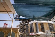 بالصور/ العتبة العلوية المقدسة تُباشر بتظليل محيط الصحن العلوي المُطهَّر استعدادًا لاستقبال زوَّار الأربعين