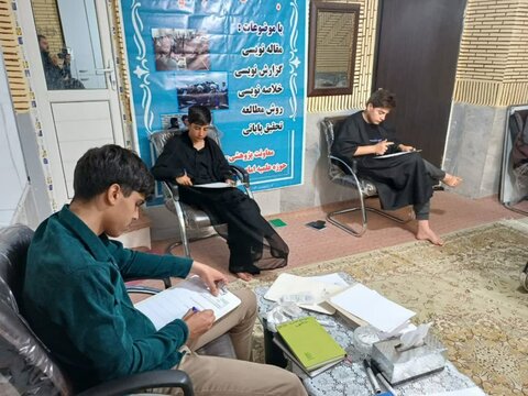 تصاویر/ اختتامیه دوره مقدماتی پژوهش تابستانه طلاب مدرسه علمیه امام صادق (ع) بیجار