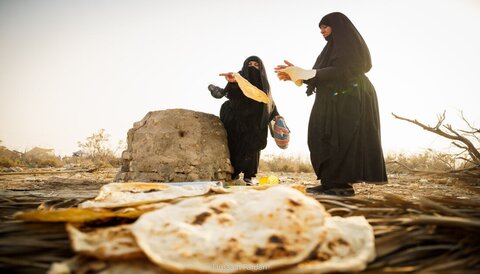 پُخت و توزیع نان داغ در مسیر پیاده روی زائران اربعین حسینی