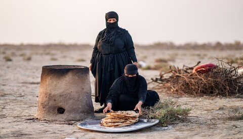 پُخت و توزیع نان داغ در مسیر پیاده روی زائران اربعین حسینی