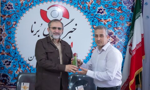 تصاویر/بازدید چندساعته استاندار مرکزی از رسانه‌ها به مناسبت روز خبرنگار