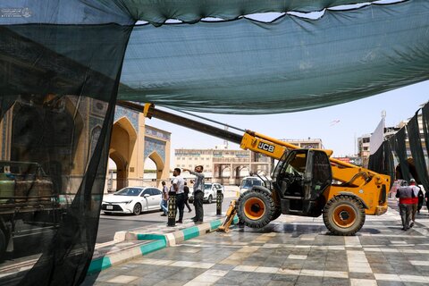 العتبة العلوية المقدسة تُباشر بتظليل محيط الصحن العلوي المُطهَّر استعدادًا لاستقبال زوَّار الأربعين