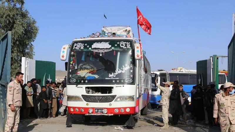 اربعین حسینی (ع) کے سلسلہ سے پاکستانی زائرین کا پہلا قافلہ ایران میں داخل ہو گیا