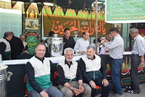 تصاویر/ استقبال و پذیرایی خادمین رضوی میاندوآب از زائرین سیدالشهدا علیه‌السلام