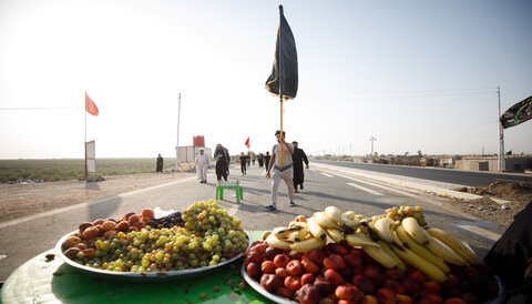 خدمت رسانی به زائران در مسیر پیاده روی اربعین حسینی