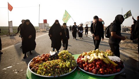 خدمت رسانی به زائران در مسیر پیاده روی اربعین حسینی