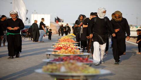  اهالي المواكب الحسينية قلوبهم فتحت قبل بيوتهم وهم يخدمون السائرين نحو قبلة الأحرار كربلاء الإمام الحسين (ع)