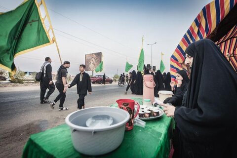 خدمت رسانی به زائران در مسیر پیاده روی اربعین حسینی