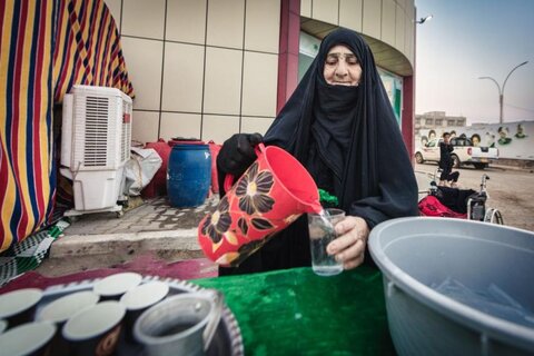 خدمت رسانی به زائران در مسیر پیاده روی اربعین حسینی