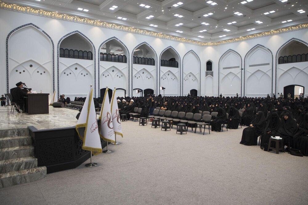 بانوانِ مبلّغِ عراقی سوالات شرعی زائرین را پاسخ می دهند