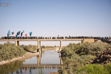 تصاویر/ پیاده‌روی در بیابان‌ها به شوق رسیدن به کربلای امام حسین (ع)