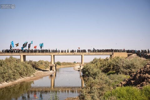 في الصحراء القاحلة تتَّجه القلوب بأحزانها تحت حرارة الشمس اللاهبة نحو كربلاء المقدسة