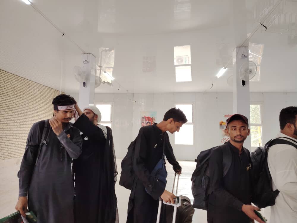 جامعہ روحانیت بلتستان کے تحت علماء اور طلباء پاک-ایران اور ایران-عراق بارڈرز پر زائرین کی خدمت میں مصروف+تصاویر