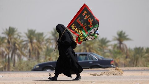 رغم حرارة الجو.. زوار الامام الحسين يواصلون المسير نحو كربلاء