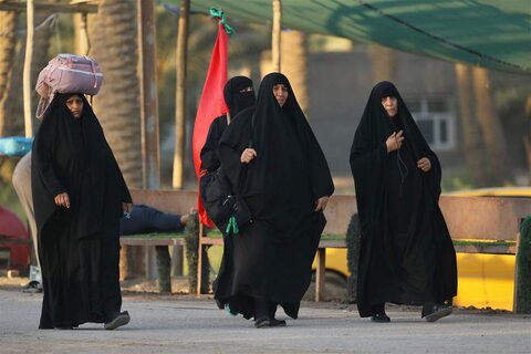 رغم حرارة الجو.. زوار الامام الحسين يواصلون المسير نحو كربلاء