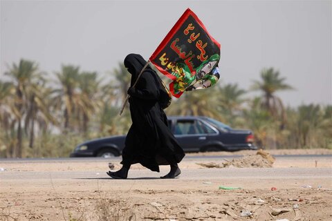 رغم حرارة الجو.. زوار الامام الحسين يواصلون المسير نحو كربلاء