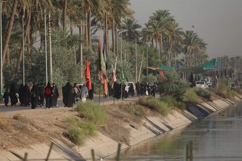 رغم حرارة الجو.. زوار الامام الحسين يواصلون المسير نحو كربلاء