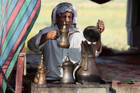 رغم حرارة الجو.. زوار الامام الحسين يواصلون المسير نحو كربلاء