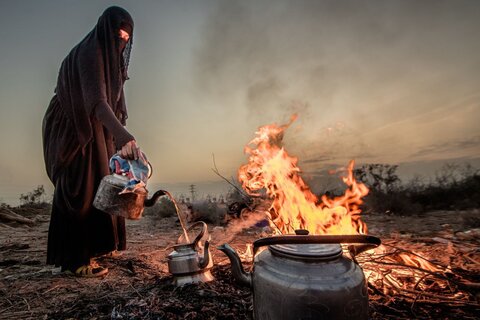 امرأة تخدم زوار الاربعينية في الارض القاحلة