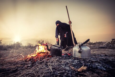 امرأة تخدم زوار الاربعينية في الارض القاحلة