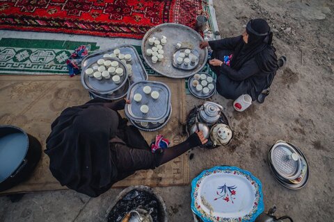 امرأة تخدم زوار الاربعينية في الارض القاحلة