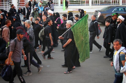 تصاویر/ حرکت زائرین اربعین حسینی از نجف به کربلا