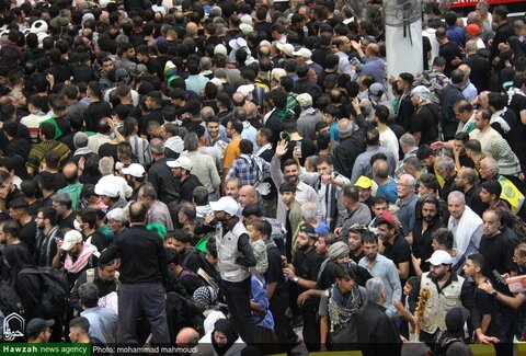 photos/Le sanctuaire d'Amirul Momineen Ali (AS) est rempli de pèlerins Hosseini