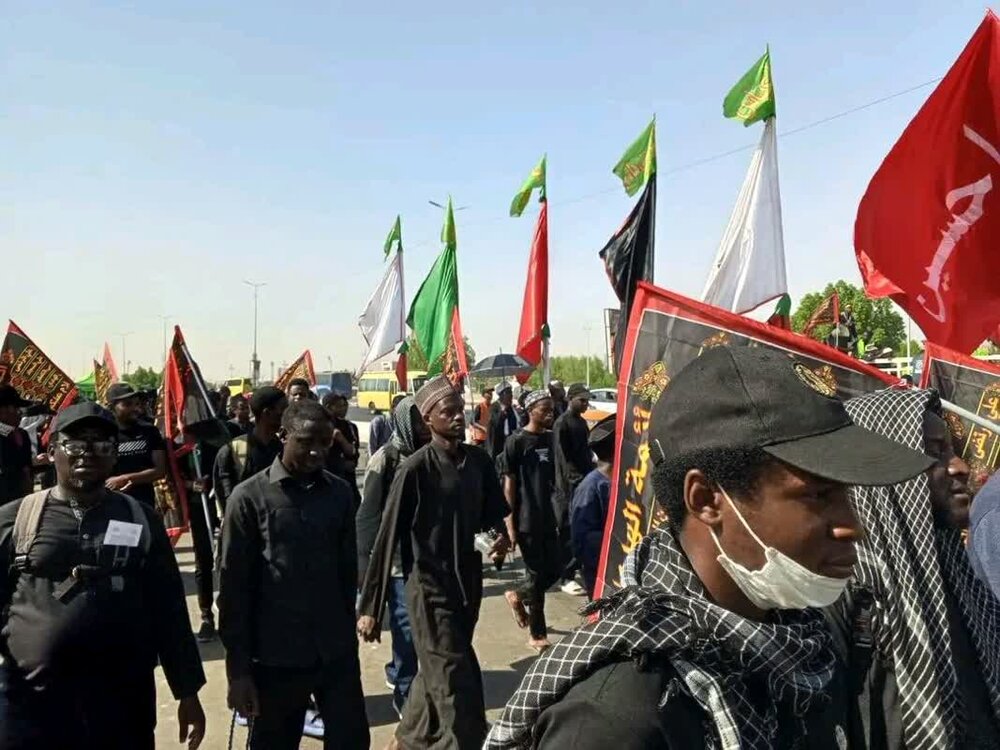 آغاز پیاده روی اربعینی توسط جمعی از طلاب نیجریه ای+ تصاویر