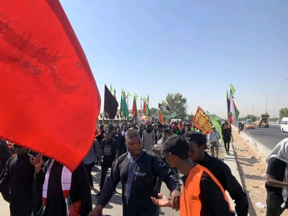 آغاز پیاده روی اربعینی توسط جمعی از طلاب نیجریه ای+ تصاویر