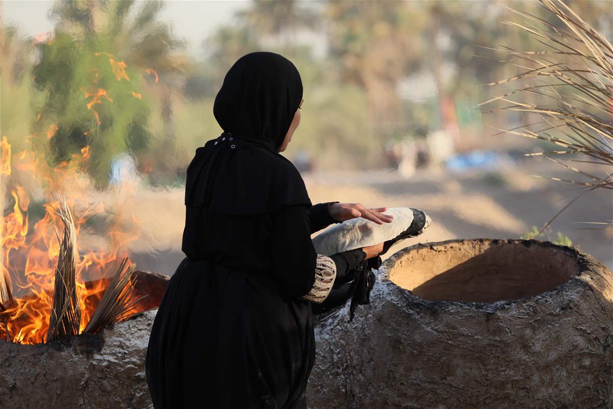 تنور طين مشتعل من طلوع الشمس الى آخر الليل ينتظر الزائرين في مدينة القاسم + صور