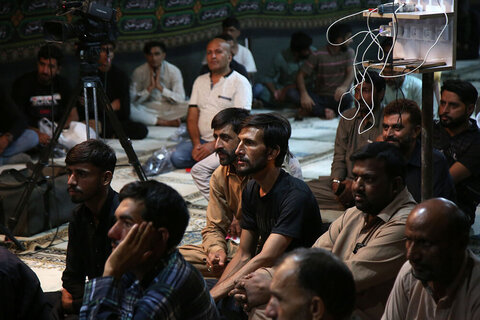 photos/Servir les habitants de Qom aux pèlerins pakistanais au sanctuaire de Hazrat Masoumeh (PSL).